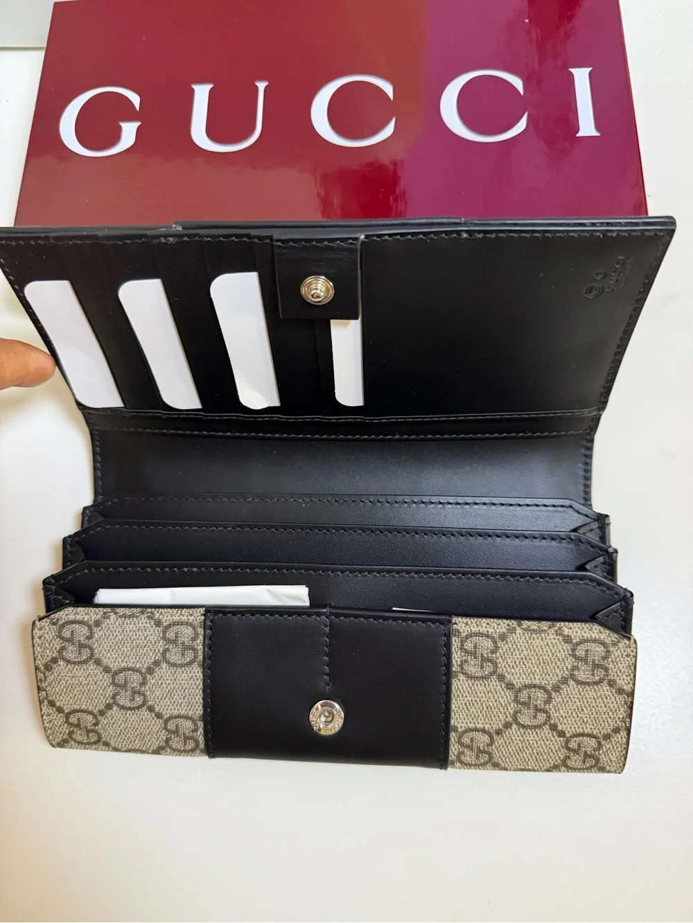 Gucci Woman’s Beige GG Canvas Wallet with Black Leather Accent - Picture 6 of 7